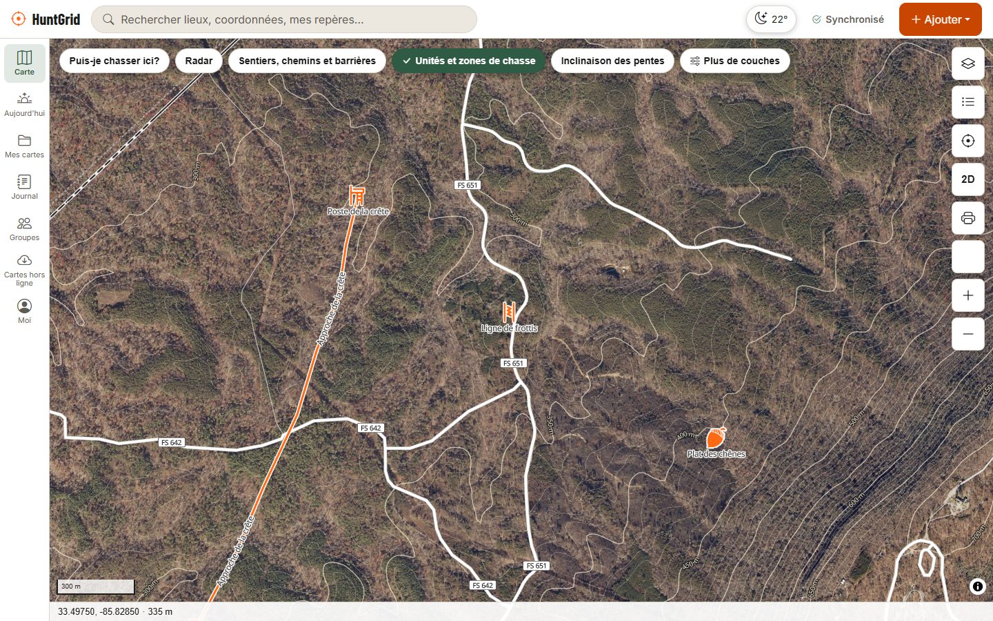 La carte hybride de HuntGrid sur un ordinateur : l’imagerie aérienne de l’USGS sur la forêt nationale de Talladega avec les chemins forestiers, les courbes de niveau, le poste de la crête, la ligne de frottis et le plat des chênes d’un chasseur, et son trajet d’approche.