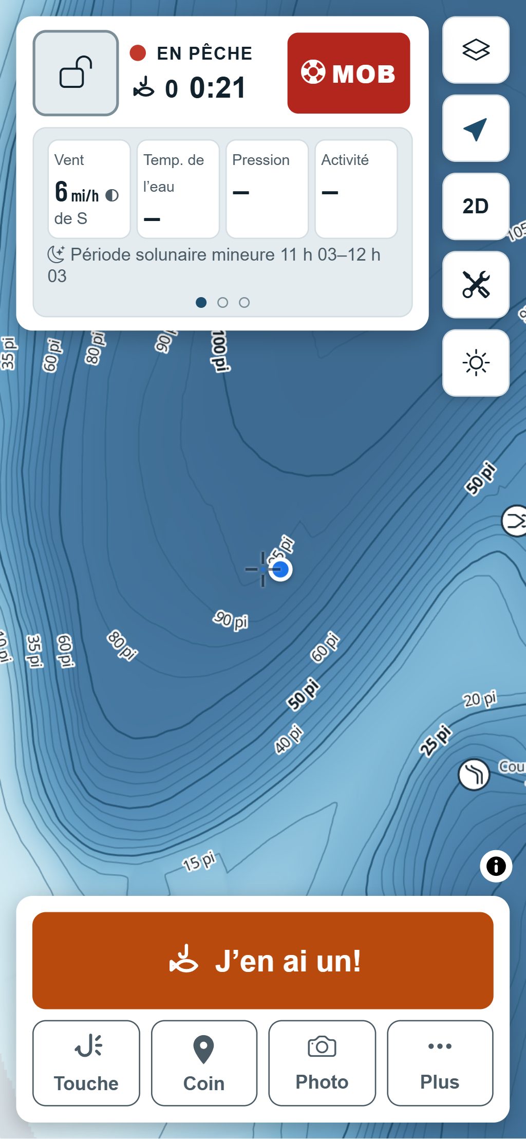 Le mode Pêche sur un téléphone, sur la carte de profondeur : le gros bouton de prise avec Touche, Coin et Photo, et le vent et les périodes solunaires.