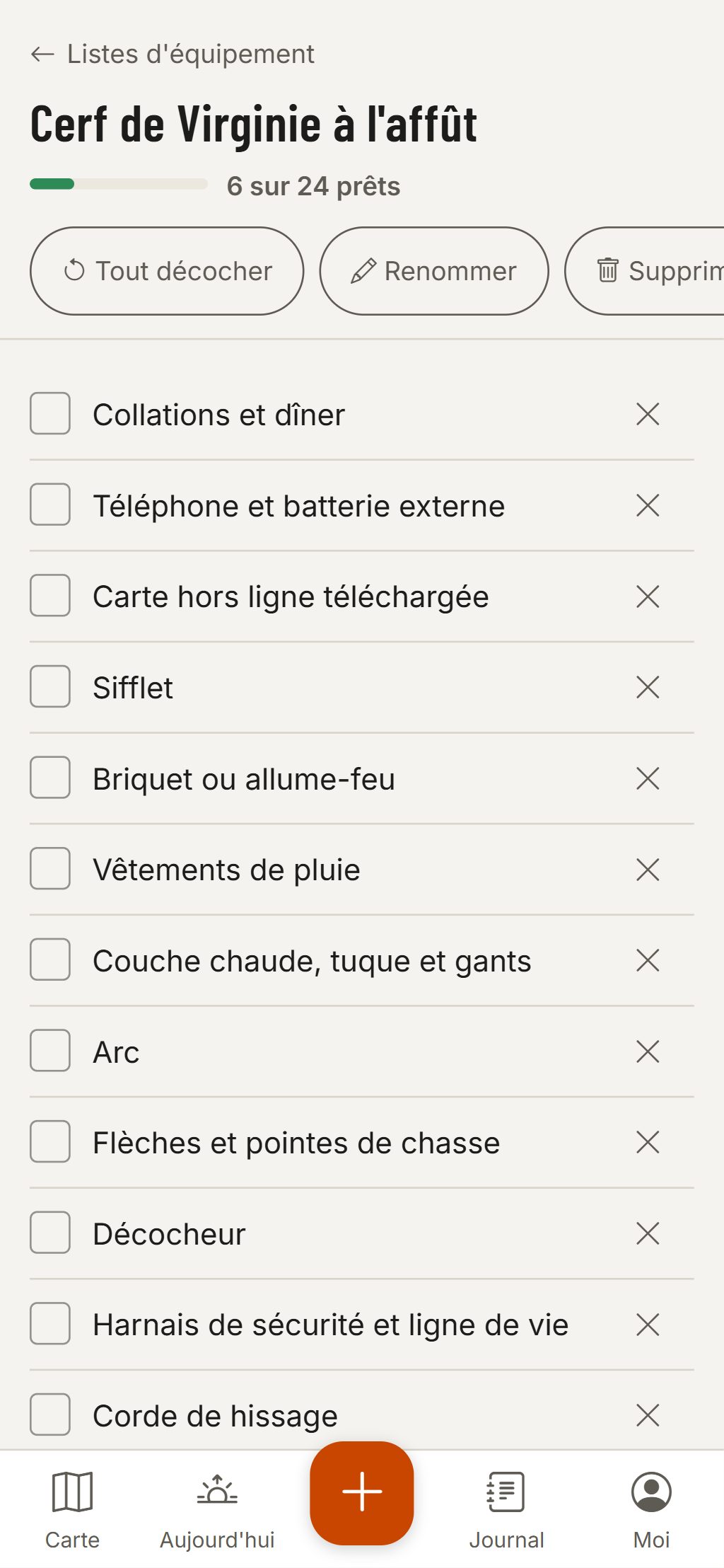 Une liste d’équipement sur un téléphone : Cerf de Virginie à l’affût, 6 sur 24 prêts, avec Tout décocher, Renommer et Supprimer, et les articles encore à préparer, des collations au harnais de sécurité et à la corde de hissage.