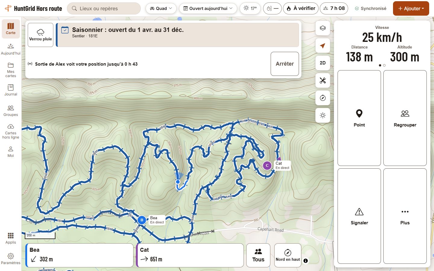 HuntGrid Hors route en mode Randonnée sur un écran tactile : deux randonneurs d’un convoi sur la carte des sentiers, chacun marqué de son nom et de « En direct », et une bande en bas qui donne la distance et la direction de chacun.