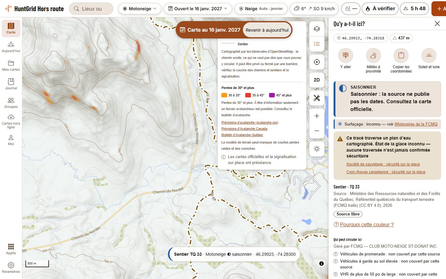 HuntGrid Hors route sur un ordinateur, la carte réglée au 16 janvier 2027, près de Saint-Donat dans les Laurentides, au Québec : la fiche du sentier Trans-Québec 33 du Référentiel québécois du transport terrestre est ouverte. Elle indique que le sentier est saisonnier et que la source ne publie pas les dates, que le surfaçage est inconnu, avec un lien vers iMotoneige de la FCMQ, et que le sentier traverse un plan d’eau cartographié dont l’état de la glace est inconnu. L’indicateur au bas de la carte nomme le sentier sous le centre, saisonnier pour une motoneige. La légende explique l’ombrage des pentes de 30° et plus sur les collines, avec des liens vers les bulletins d’avalanche.