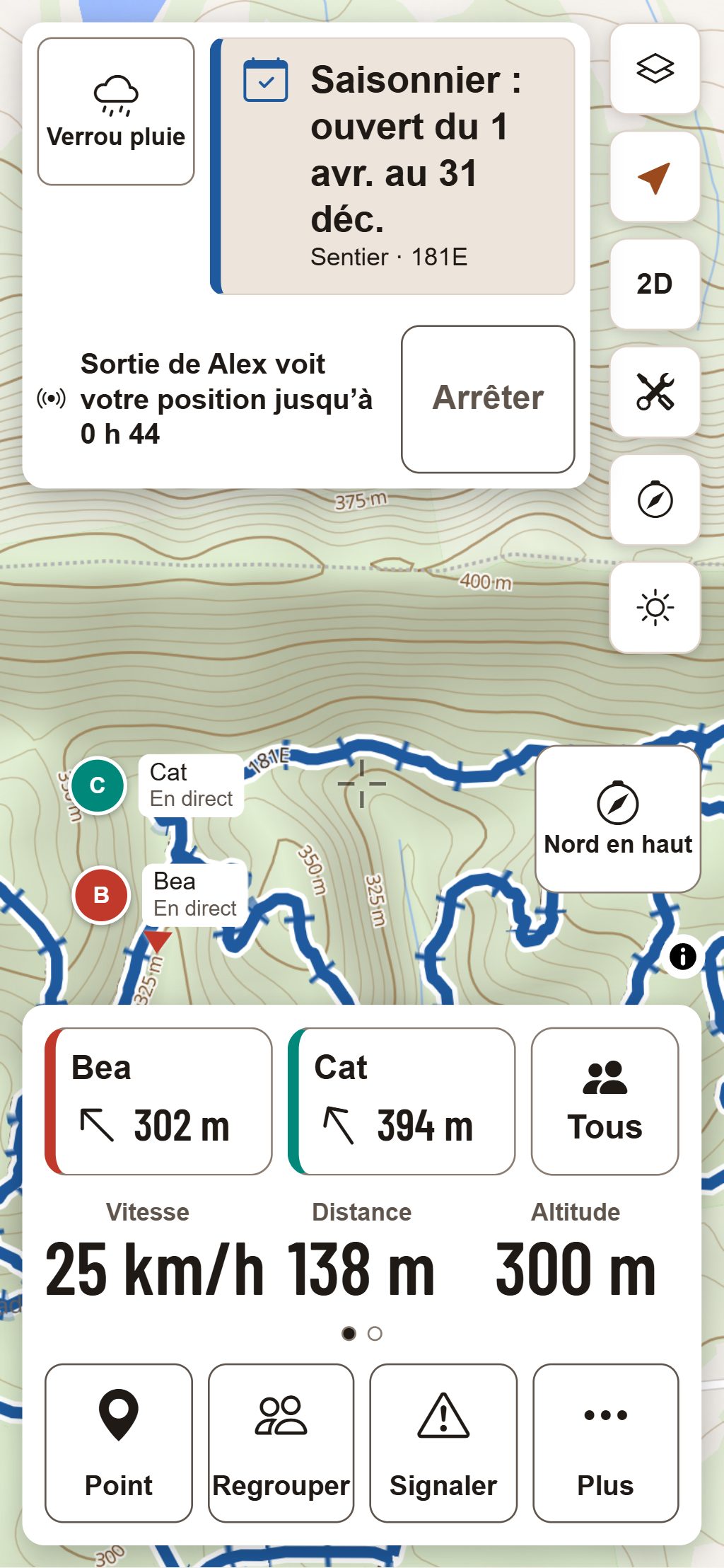 Le mode Randonnée sur un téléphone : deux randonneurs d’un convoi sur la carte avec leur nom et « En direct », et au-dessus de la vitesse et de la distance la bande du convoi avec la distance et la direction de chacun.