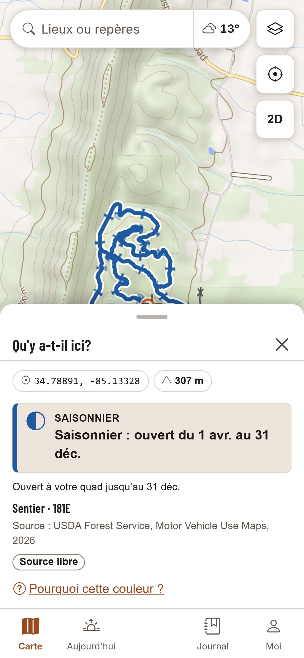 La fiche d’itinéraire sur un téléphone, glissée à mi-écran : Sentier 181E, « Saisonnier : ouvert du 1 avr. au 31 déc. », ouvert à votre quad jusqu’au 31 déc., et sa source, les Motor Vehicle Use Maps du USDA Forest Service.
