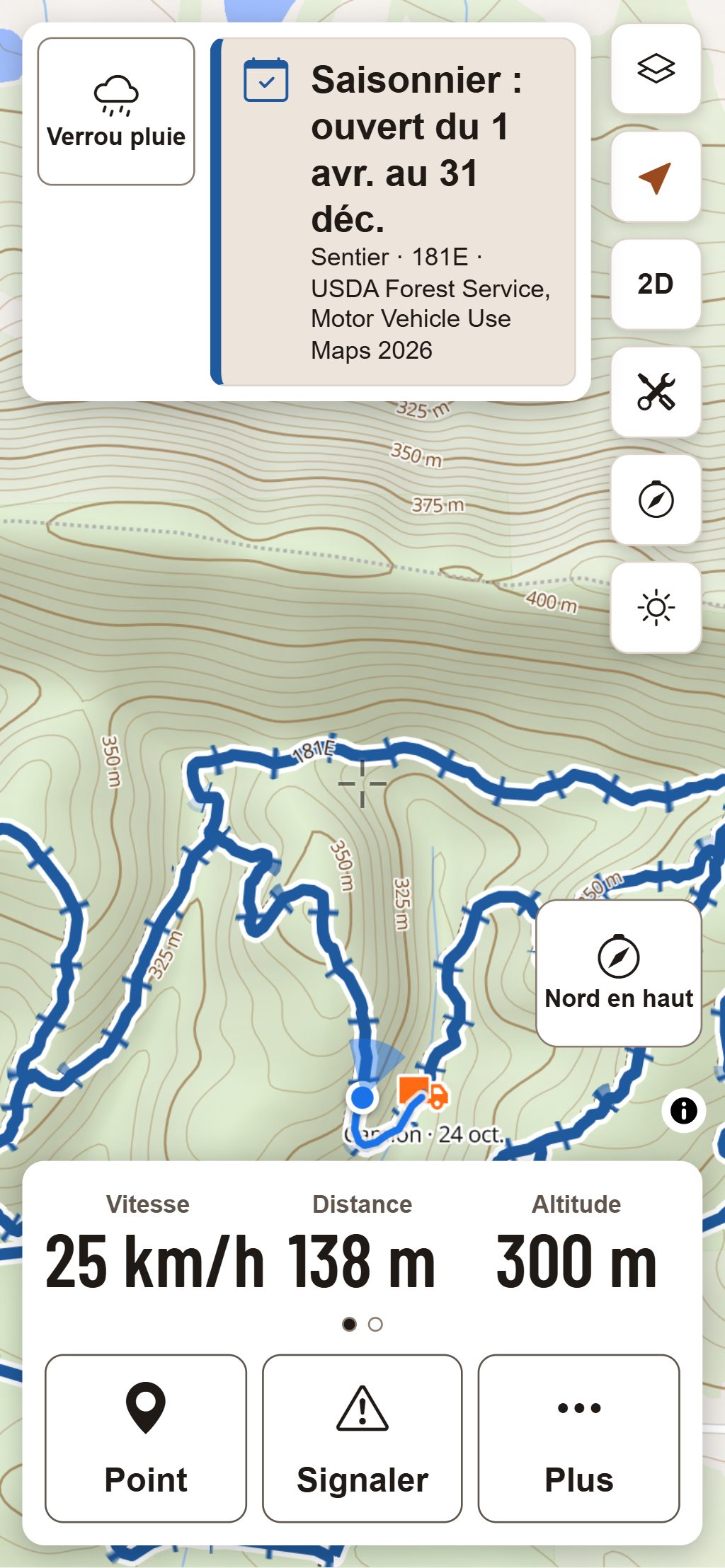 Le mode Randonnée sur un téléphone à la verticale sur le même sentier : le bandeau avec la saison et la source du sentier en haut, la carte qui suit le randonneur avec le camion marqué au départ, puis le tableau de bord et de gros boutons Point, Signaler et Plus en bas.
