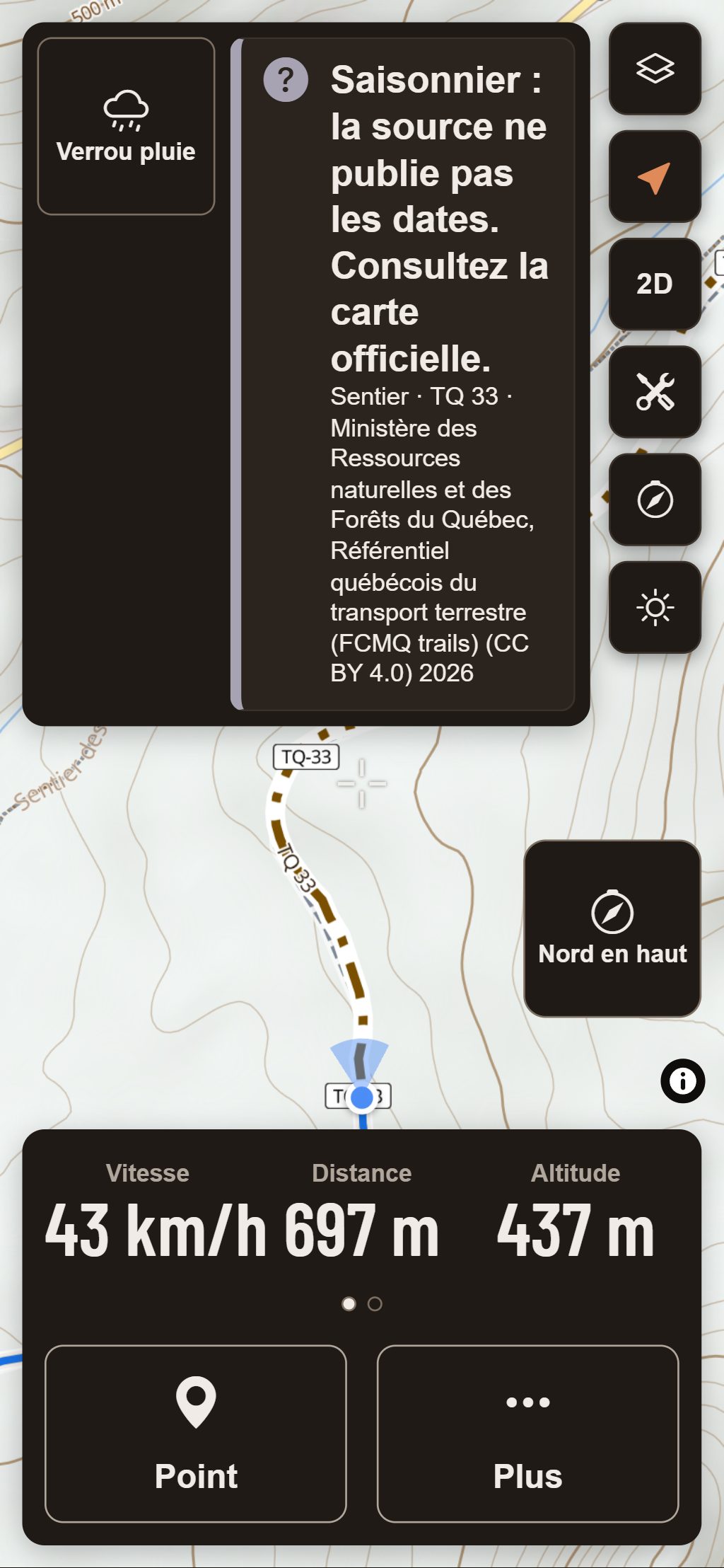 HuntGrid Hors route sur un téléphone en mode Randonnée avec de grands boutons pour les mitaines, pendant une sortie d’essai rejouée le long du sentier Trans-Québec 33 près de Saint-Donat, au Québec : le bandeau du haut indique que le sentier est saisonnier, que sa source ne publie pas les dates, et nomme la source; la vitesse, la distance et l’altitude sont en bas.